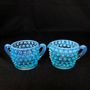 Słodki mały zestaw Vintage Fenton Opalescent Capri Blue Glass Hobnail Mini Cream & Sugar