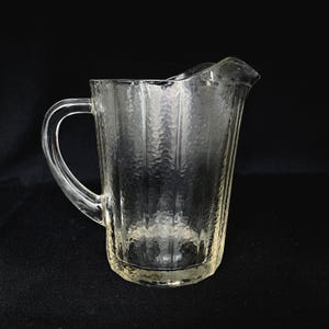 Schwerer Vintage texturierter Panel Pressglas 57oz Krug