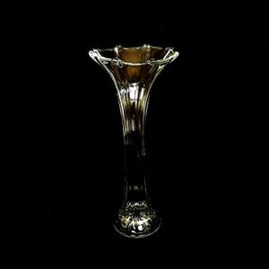 Könnte beinhalten: Ein Set aus drei Keramik-Nisttöpfen. Die größte Schüssel ist hellblau, die mittlere grün und die kleinste gelb. Jede Schüssel hat eine glatte, glänzende Oberfläche und ein schlichtes Design.