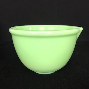 Vintage Jadeite Uranium Thick Glass Mixing Bowl With Spout