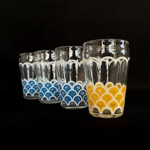 4 Vintage Bedruckte 7,5 Unzen Saftgläser in Gelb, Weiß und Blau Weiß Design