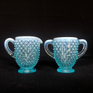 Uroczy mały zestaw Vintage Fenton Opalescent Capri Blue Glass Hobnail Mini Cream & Sugar