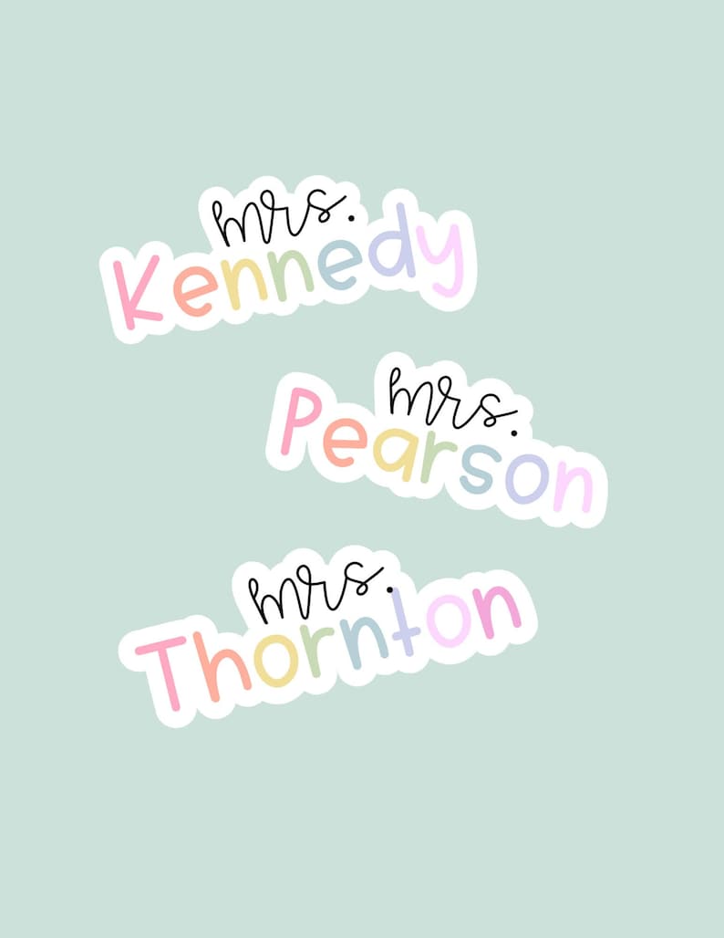 Peut inclure: Trois autocollants aux couleurs pastel avec les noms "Mrs. Kennedy", "Mrs. Pearson" et "Mrs. Thornton" dans une police ludique. Les autocollants ont une bordure blanche et sont pos&eacute;s sur un fond bleu sarcelle clair.