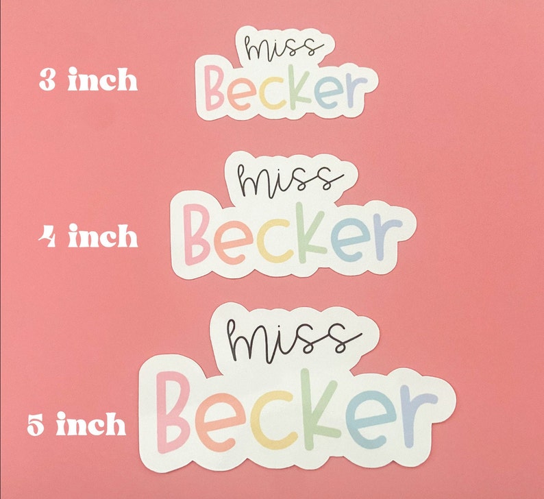 Peut inclure: Trois autocollants avec le texte "miss Becker" dans une palette de couleurs pastel arc-en-ciel. Les autocollants mesurent 7,6, 10,2 et 12,7 cm. Le fond est rose uni. Les autocollants sont probablement destin&eacute;s aux enseignants ou aux &eacute;l&egrave;ves.