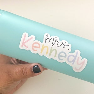 Peut inclure: Un gobelet bleu clair avec une paille assortie. Le gobelet porte un autocollant avec l'inscription "mrs. Kennedy" dans des couleurs pastel. Cette gourde r&eacute;utilisable est con&ccedil;ue pour les boissons froides.