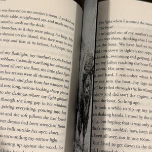 Puede incluir: Libro abierto con texto visible en las p&aacute;ginas. Las p&aacute;ginas est&aacute;n ligeramente amarillentas, lo que sugiere edad. El texto es negro, con una fuente clara. El libro est&aacute; abierto en una doble p&aacute;gina, con el lomo visible.
