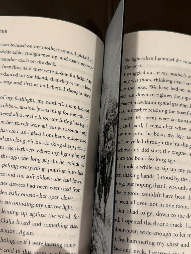 Puede incluir: Libro abierto con texto visible en las p&aacute;ginas. Las p&aacute;ginas est&aacute;n ligeramente amarillentas, lo que sugiere edad. El texto es negro, con una fuente clara. El libro est&aacute; abierto en una doble p&aacute;gina, con el lomo visible.