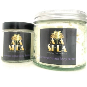 Pode incluir: Dois frascos de vidro de manteiga corporal de karité com lavanda. Os frascos têm rótulos pretos com texto dourado que diz "AYA SHEA NATURAL SHEA BLENDS". O frasco maior tem uma tampa prateada e o menor tem uma tampa preta.