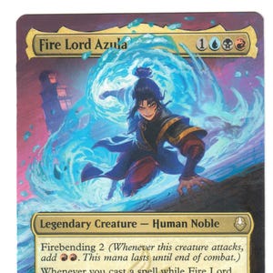 Puede incluir: Una carta de Magic: The Gathering con Fire Lord Azula, una Criatura Legendaria. La ilustración muestra a Azula con energía azul. El texto incluye "Fire Lord Azula" y las reglas del juego. La carta tiene 4/4 de fuerza y resistencia.