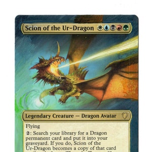 Puede incluir: Una carta de juego de fantasía que representa un dragón verde, naranja y amarillo con un rayo de luz blanco que sale de su boca. La carta se titula "Scion of the Ur-Dragon" y tiene una fuerza y resistencia de 4/4. El texto de la carta dice: "Vuelo 2: Busca en tu biblioteca una carta de criatura Dragón y ponla en tu cementerio. Si lo haces, Scion of the Ur-Dragon se convierte en una copia de esa carta hasta el final del turno. Luego baraja tu biblioteca. "Soy la sangre del ur-dragón, que recorre toda la estirpe de los dragones."