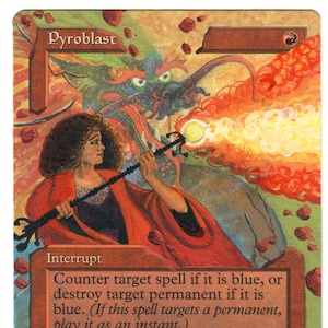Puede incluir: Una carta de Magic: The Gathering titulada "Pyroblast". La obra de arte representa a una mujer con túnica roja empuñando un báculo, con un dragón y una explosión de fuego en el fondo. El texto de la carta incluye "Interrupt" y una cita de Jaya Ballard.