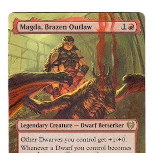 Könnte beinhalten: Eine Magic: The Gathering Karte mit Magda, Brazen Outlaw, einer legendären Kreatur mit einem roten und orangenen Farbschema. Der Kartentext lautet "Andere Zwerge, die du kontrollierst, erhalten +1/+0. Wann immer ein Zwerg, den du kontrollierst, getappt wird, erzeuge einen Schatz-Marker. Opfere fünf Schätze: Suche deine Bibliothek nach einer Artefakt- oder Drachenkarte, lege diese Karte auf das Schlachtfeld und mische dann deine Bibliothek."