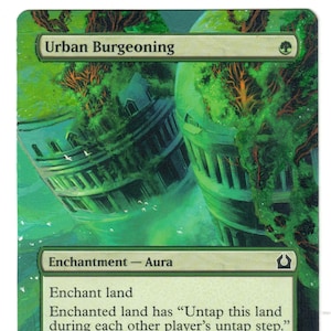 Könnte beinhalten: Eine Magic: The Gathering-Karte mit dem Titel "Urban Burgeoning". Die Karte zeigt ein grün-weißes Farbschema mit einer Illustration von zwei Strukturen, die mit üppigem Grün überwuchert sind. Der Text enthält "Verzauberung - Aura" und Spielanweisungen.