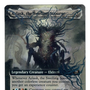 Puede incluir: Una ilustración en blanco y negro de una criatura con una cabeza grande y muchos tentáculos. La criatura se llama "Azlask, la Plaga Hinchada" y es una criatura Eldrazi legendaria con una fuerza de 2 y una resistencia de 2. El texto de la carta dice: "Siempre que Azlask, la Plaga Hinchada o otra criatura incolora que controlas muere, obtienes un contador de experiencia.  : Las criaturas que controlas obtienen +X/+X hasta el final del turno, donde X es el número de contadores de experiencia que tienes. Los Scions y los Spawns que controlas obtienen indestructible y aniquilador 1 hasta el final del turno."