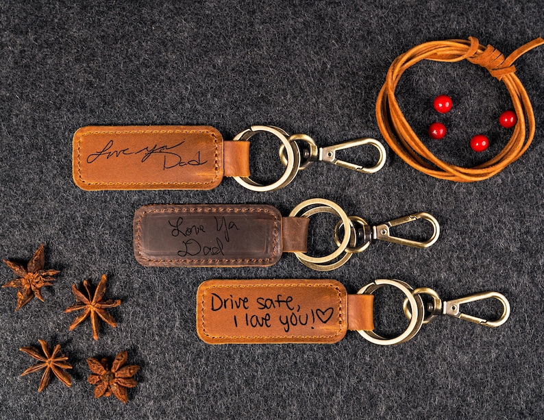 Porte-clés personnalisé avec écriture manuscrite, porte-clés en cuir véritable, cadeau en relief, porte-clés personnalisé, cadeau pour la maison, porte-clés image 1