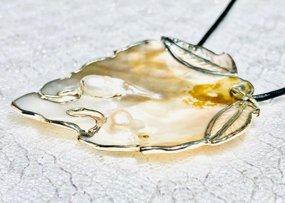 14k freshwater shell pendant necklace Blister pea… - image 3