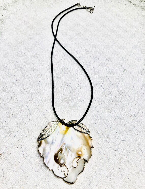 14k freshwater shell pendant necklace Blister pea… - image 4