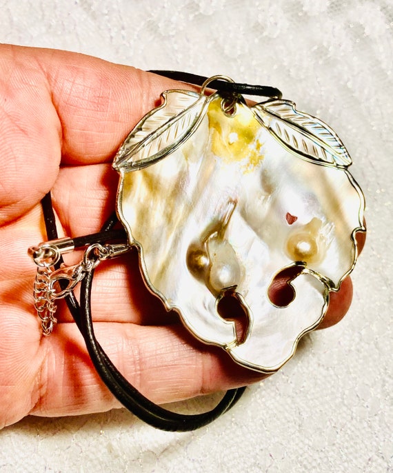 14k freshwater shell pendant necklace Blister pea… - image 6