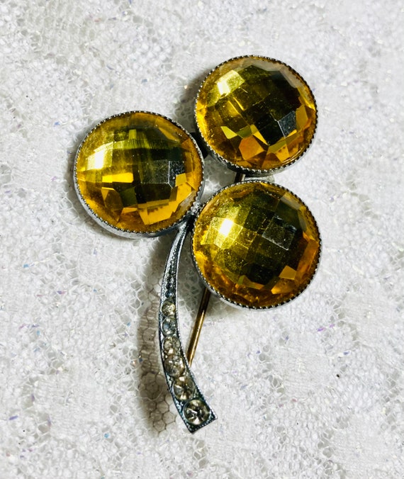 Edwardian yellow paste clover brooch pin. Era 1901
