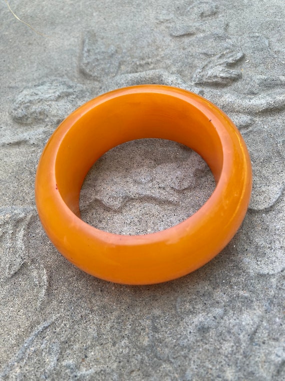 Bakelite orange swirl end of the day chunky bangl… - image 8