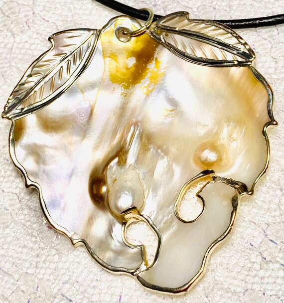14k freshwater shell pendant necklace Blister pea… - image 2