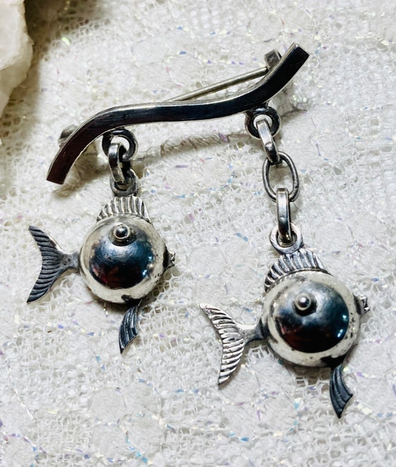 Silver kissy fish brooch. Marked 850, Denmark. Gif