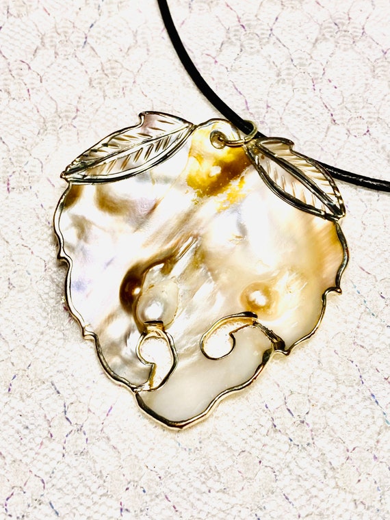 14k freshwater shell pendant necklace Blister pea… - image 1