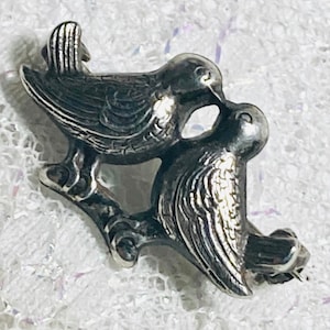 Sterling silver birds brooch. Sterling silver kissing bird brooch. Fully hallmarked. Era: 1900’s. Gift for her.