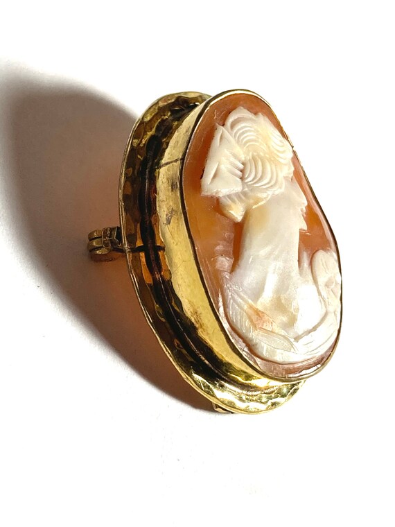 Antique Edwardian conch shell cameo brooch. - image 5