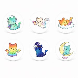 Pode incluir: Seis botões redondos e brancos com ilustrações de gatos de desenho animado coloridos em vários cenários. Um gato usa um capacete espacial, outro uma coroa e um terceiro dorme em uma nuvem. Outros gatos seguram uma estrela, usam um chapéu de mago e sentam-se em uma lua crescente.