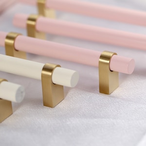 Weiß Holz und Messing Schrankknäufe, Kinderzimmer Schublade Knäufe Griffe / rosa Dresser Knobs zylindrische Schublade Pull / Möbel Hardware