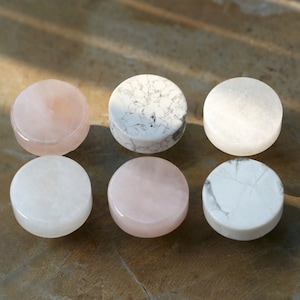 Lådknopp i naturlig kristall, mässingsbas med graverade detaljer, byråknopp, skåphandtag, moderna byråknoppar, möbler