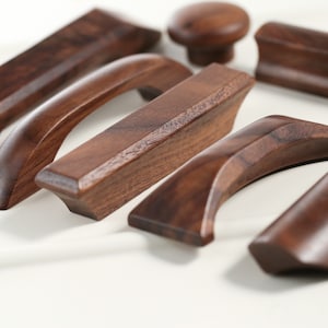 Poignées d&#39;armoire en noyer, poignées en bois, poignées de boutons de tiroir, poignées de porte en bois de noyer, poignée de boutons d&#39;armoire, bouton de poignée de cuisine