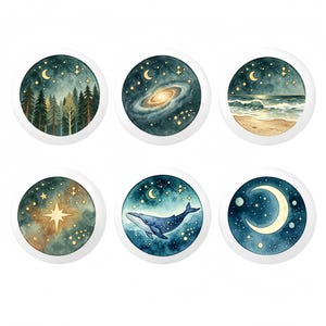 Peut inclure: Ensemble de six objets décoratifs ronds avec des illustrations à l'aquarelle. Les motifs comprennent une forêt, une galaxie, une scène de plage, une étoile, une baleine et un croissant de lune, sur fond de ciel étoilé. Chaque motif est encadré d'un cercle blanc.