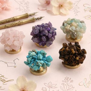 Puede incluir: Un letrero de madera rústica con el texto "Welcome to our home" en letras blancas. El letrero presenta un acabado envejecido y un diseño simple y acogedor, ideal para un porche o entrada.