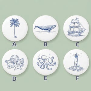 以下が含まれることがあります： 青い航海イラストが描かれた、白い丸い装飾ノブ6個セット。ヤシの木、クジラ、帆船、貝殻、タコ、灯台のデザインが含まれています。家具や装飾に沿岸のテーマを加えるのに最適です。