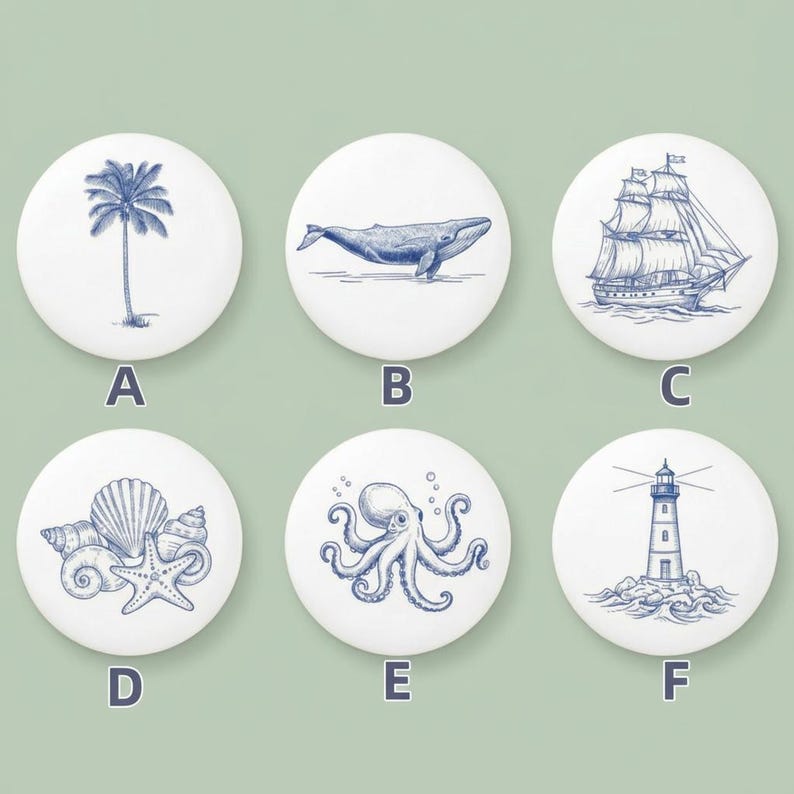 以下が含まれることがあります： 青い航海イラストが描かれた、白い丸い装飾ノブ6個セット。ヤシの木、クジラ、帆船、貝殻、タコ、灯台のデザインが含まれています。家具や装飾に沿岸のテーマを加えるのに最適です。