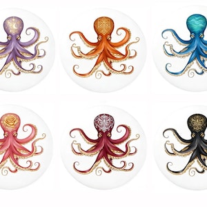 Op de afbeelding: Een verzameling van zes ronde decoratieve items, elk met een gedetailleerde illustratie van een octopus. De octopussen zijn in verschillende kleuren, waaronder paars, oranje, blauw, roze, bordeauxrood en zwart, met gouden accenten en sierlijke ontwerpen.