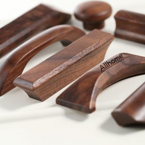Poignées de meuble en noyer, poignées en bois, poignées de boutons de tiroir, poignées de porte en bois de noyer, poignée de boutons de meuble, bouton de cuisine gravé personnalisé