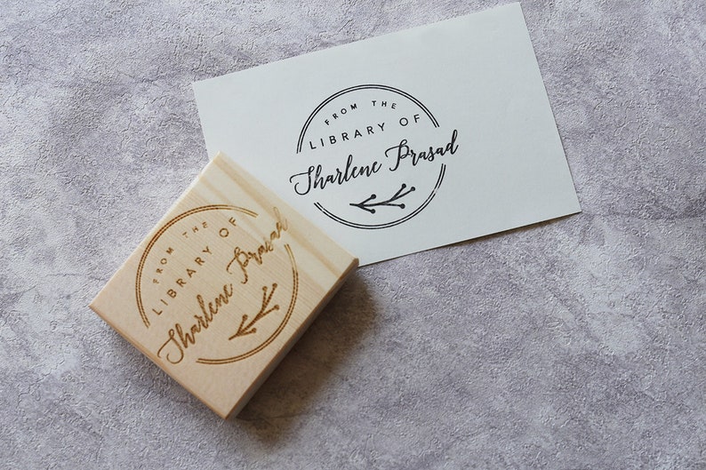 Штампы на книгах. Библиотечный штамп. Библиотечный штамп номер. Штамп для инвентарного номера для библиотеки