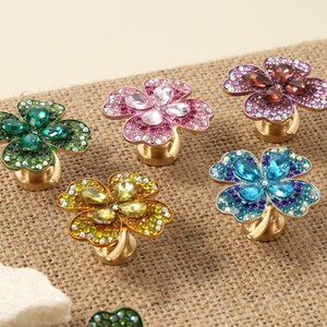 Può includere: Un'insegna in legno rustico con la scritta "Welcome to our home" in stile scritto a mano. L'insegna presenta una finitura invecchiata e un design semplice e invitante, perfetta per un portico o un ingresso.