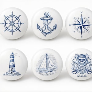 Può includere: Sei pomelli per mobili in ceramica bianca con disegni nautici blu. I disegni includono un timone, un'ancora, una rosa dei venti, un faro, una barca a vela e un teschio con spade incrociate. Perfetti per un tema costiero o nautico.