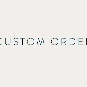 Op de afbeelding: De woorden "CUSTOM ORDER" worden weergegeven in een turquoise lettertype zonder schreef op een crèmekleurige achtergrond. De tekst is gecentreerd en gelijkmatig verdeeld, waardoor een strak en eenvoudig ontwerp ontstaat.