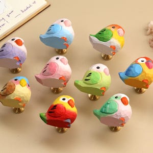 カラフルでかわいいオウムシリーズのキャビネット用取っ手、かわいい鳥の引き出し用取っ手、動物のワードローブ用キッチン取っ手、木製の鳥の取っ手