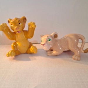 Walt Disney&#39;s classic movie The Lion King young lions Simba and Nala porcelain figurines