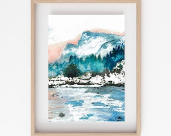 Pode incluir: Pintura em aquarela de uma paisagem de montanha em uma moldura de madeira clara. A obra apresenta uma cordilheira com picos cobertos de neve, árvores perenes e um corpo de água. O céu tem um gradiente rosa e branco.