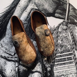 Inspired by a fusion of Native American and western cultures these handcrafted moccasins are made completely of leather Schoenen damesschoenen Instappers Mocassins 