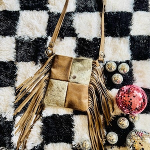 Borsa a tracolla in pelle di mucca, borsa con frange in pelle di mucca, borsa western, borsa da cowgirl, borsa a quadri, borsa grunge western, borsa in pelle