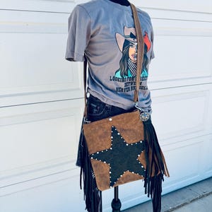 Bolso bandolera de cuero estilo western con flecos