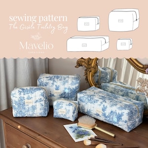 Può includere: Una collezione di trousse da toilette blu e bianche con motivo toile, disposte su una superficie di legno. Le borse sono di diverse dimensioni e presentano il marchio "Mavelio". Nell'immagine sono visibili anche un pennello per il trucco e una piccola illustrazione.